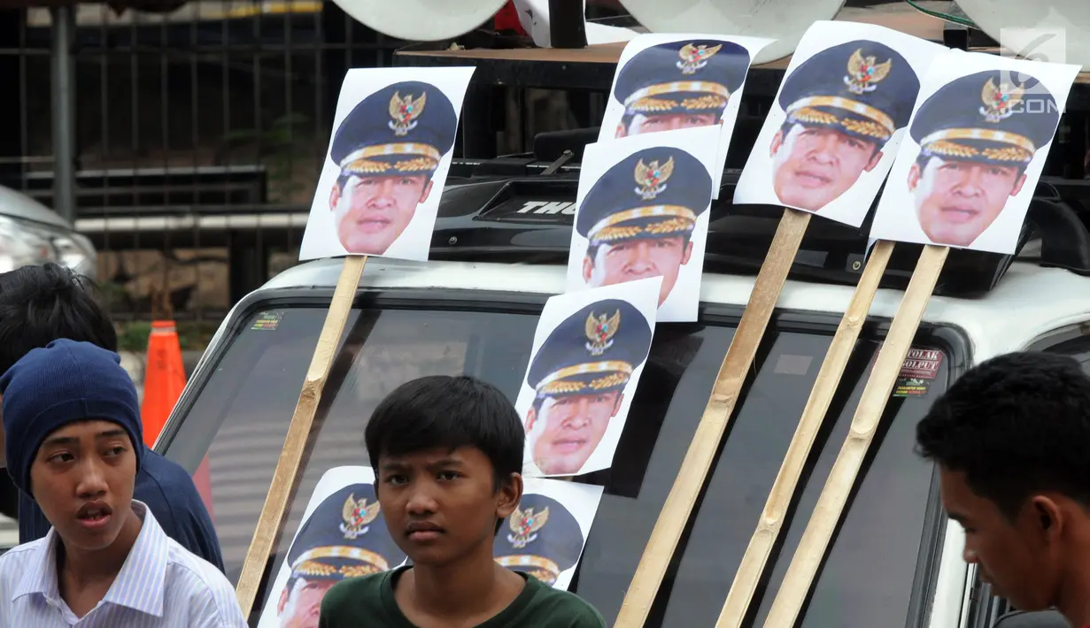 Sejumlah aktivis Masyarakat Peduli Kota Sungai Penuh dari Provinsi Jambi melakukan aksi di depan Gedung KPK, Jakarta, Senin (24/6/2019). Aktivis mendesak KPK memeriksa Wali Kota Sungai Penuh Asyafri Jaya Bakti terkait kasus dugaan gratifikasi sebesar Rp 1,6 miliar. (merdeka.com/Dwi Narwoko)