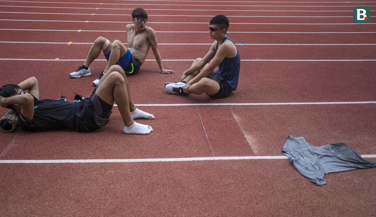 Atlet atletik asal Taiwan melakukan pendinginan usai latihan di Stadion Madya Senayan, Jakarta, Sabtu (10/2/2018). Latihan ini merupakan persiapan jelang Invitation Tournament Asian Games 2018. (Bola.com/Vitalis Yogi Trisna)