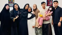 6 Potret Azizah Salsha Berbusana Serba Hitam saat Ziarah, Bertemu Pratama Arhan