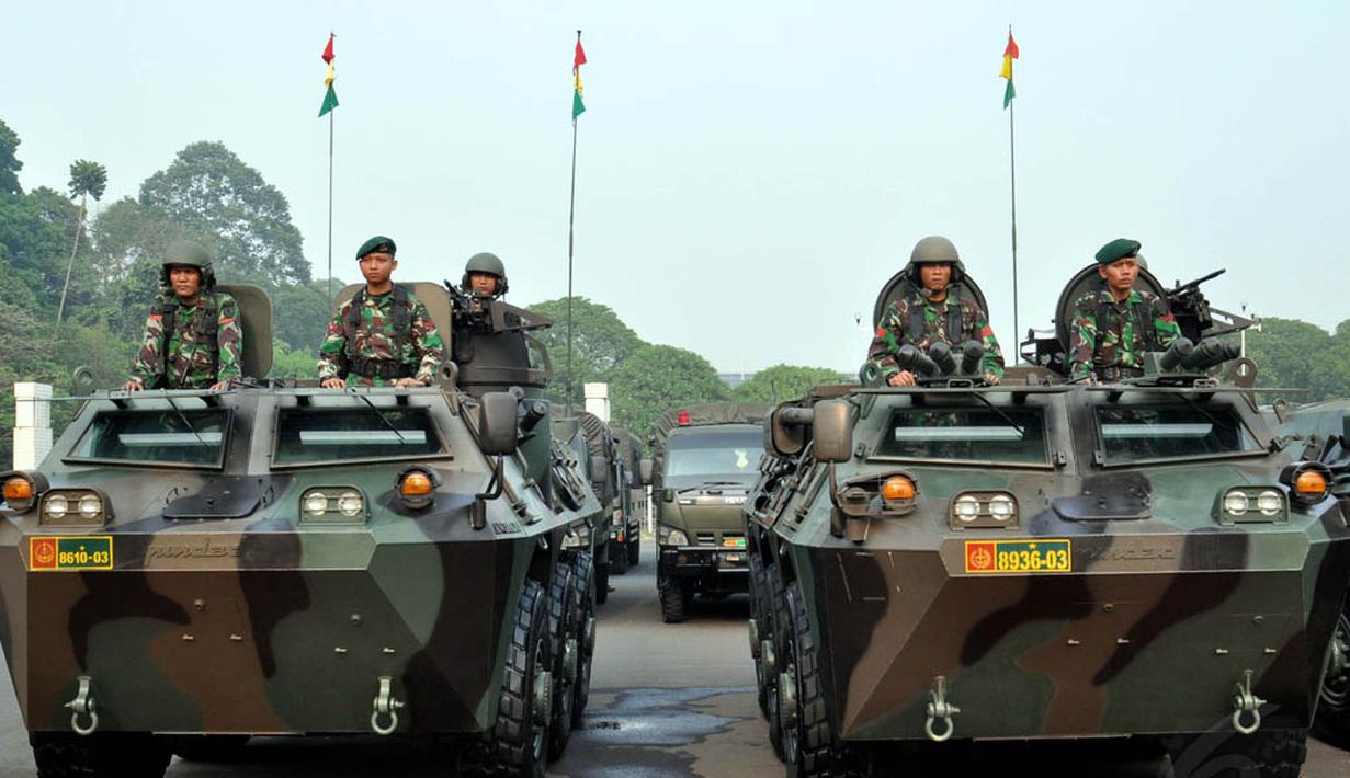 Dalam apel ini ditampilkan pula 10 panser Anoa dan enam truk militer Reo, Jakarta, (16/10/14). (Liputan6.com/Johan Tallo)