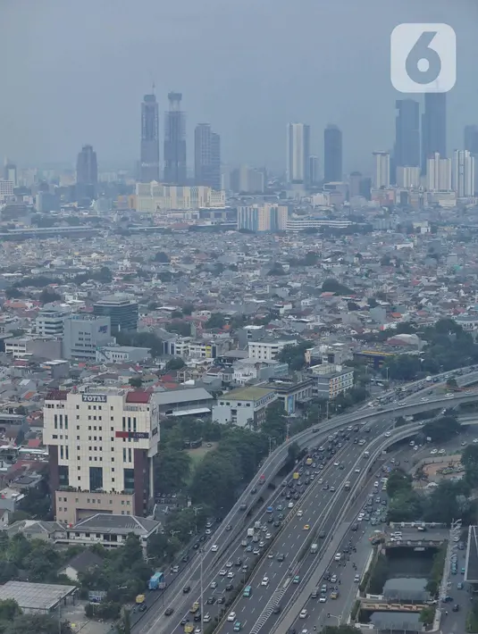 Untuk diketahui, kombinasi tingginya emisi kendaraan bermotor, aktivitas industri, dan faktor meteorologi seperti kecepatan angin rendah dan suhu udara yang tinggi sangat memengaruhi kualitas udara suatu wilayah. (Liputan6.com/Angga Yuniar)