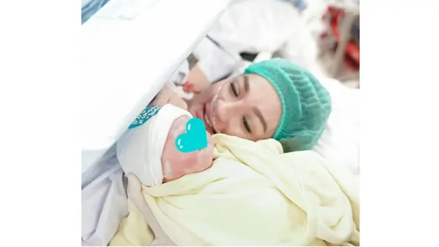 7 Potret Tengku Dewi Putri Lahirkan Anak Kedua, Sudah Digendong Andrew Andika