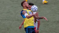 Bintang sepak bola Brasil, Neymar mengontrol bola dengan dadanya saat turnamen untuk badan amal Neymar Junior Project Institute di Praia Grande, Sao Paulo, Brasil, Sabtu (21/7). (Miguel SCHINCARIOL/AFP)