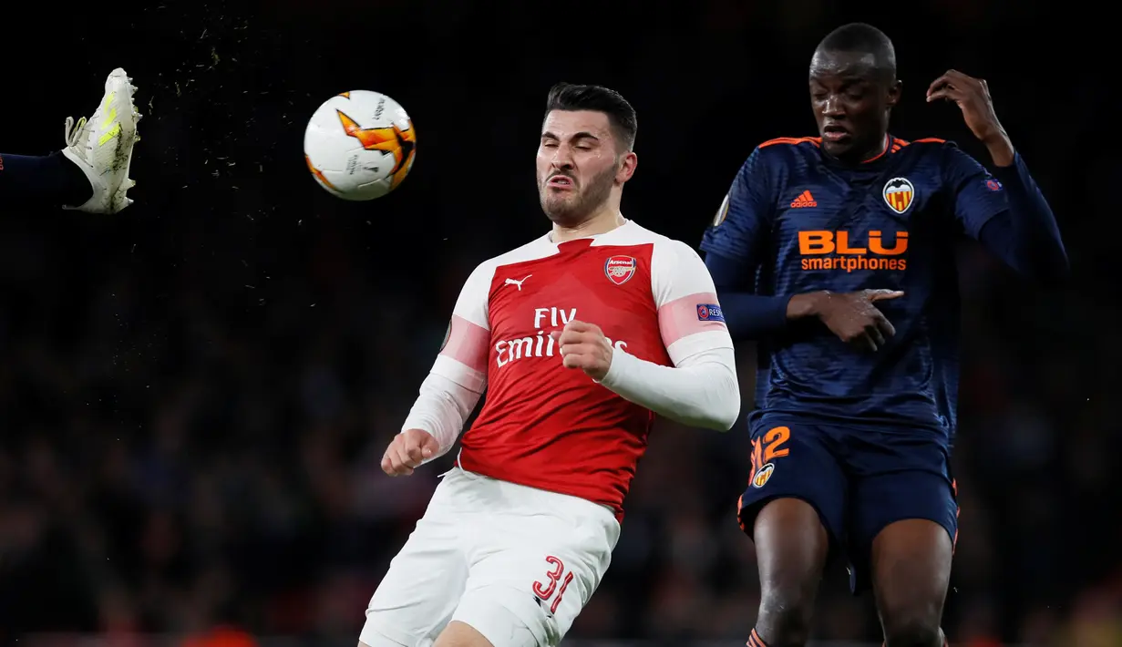 Bek kiri Arsenal, Sead Kolasinac berebut bola dengan pemain Valencia,  Mouctar Diakhaby dalam leg pertama semifinal Liga Europa di Emirates Stadium, Jumat (3/5/2019). Sempat tertinggal, Arsenal berhasil mengalahkan tamunya, Valencia dengan skor 3-1. (REUTERS/David Klein)