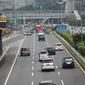 Kendaraan melintas di tol Semanggi, Jakarta, Sabtu (5/11/2022). Pemerintah berencana untuk mengimplementasikan bayar tol nontunai 'jarak jauh' atau nirsentuh mulai Desember 2022.  Sistem MLFF ini diharapkan bisa berjalan dengan baik dan dapat digunakan di seluruh ruas tol pada akhir 2023. Dengan demikian, maka pada 2024 semua ruas tol menggunakan sistem MLFF. (Liputan6.com/Faizal Fanani)