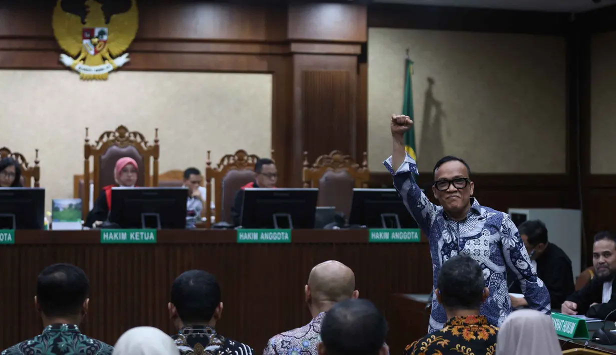 Para tersangka berasal dari berbagai posisi di jajaran Kemenaker dan perusahaan penyedia jasa K3. Tampak dalam foto, bekas Wakil Menteri Ketenagakerjaan, Immanuel Ebenezer mengepalkan tangan sesaat sebelum mengikuti sidang lanjutan dugaan kasus pemerasan dalam pengurusan sertifikat K3 dimulai di Pengadilan Tindak Pidana Korupsi (Tipikor) Jakarta, Senin (2/2/2026). (Kapanlagi.com/Budy Santoso)