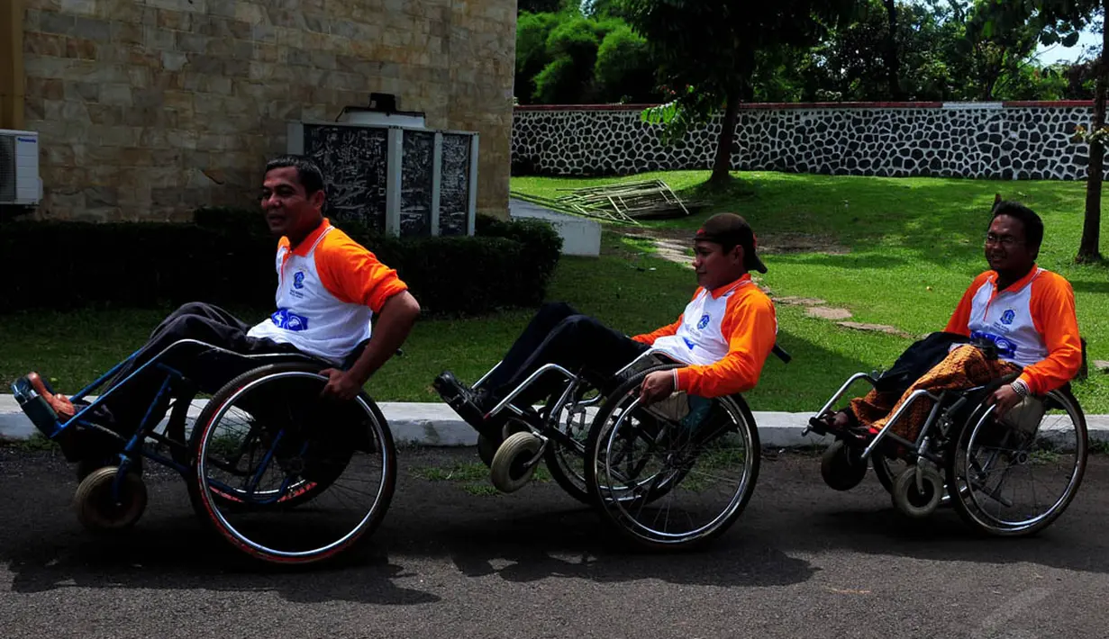 Sejumlah penyandang disabilitas menggunakan kursi roda saat menghadiri acara peringatan Hari Disabilitas Internasional di Gedung Konvensi TMP Kalibata, Jakarta, Rabu (10/12/2014). (Liputan6.com/Johan Tallo)