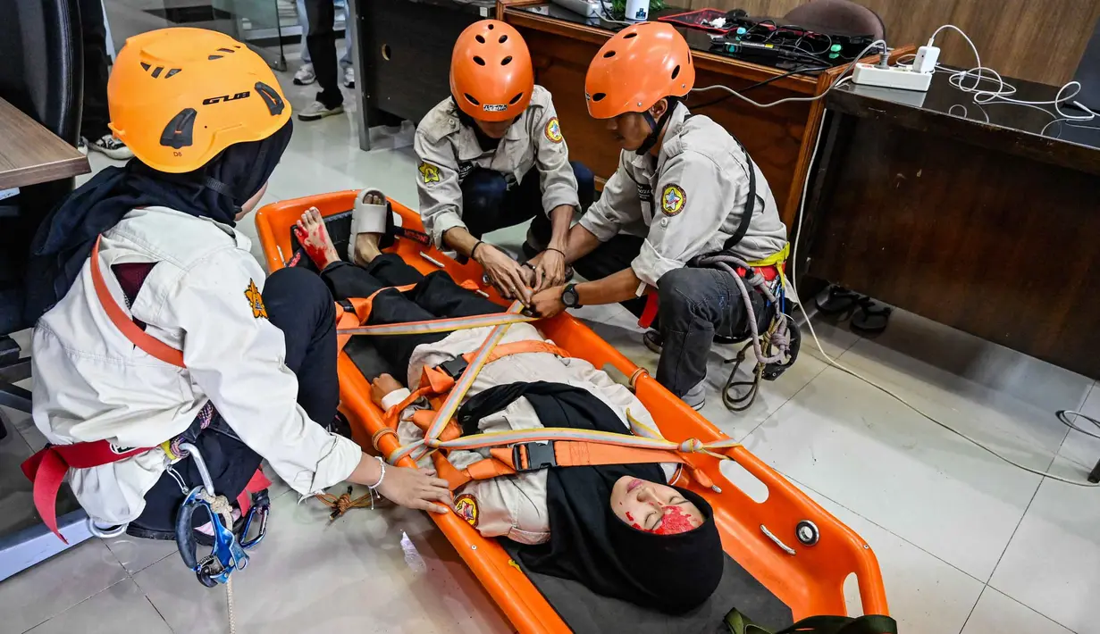 Latihan merupakan bagian dari upaya mitigasi bencana yang bertujuan untuk melatih kesiapsiagaan sivitas akademika dalam menghadapi keadaan darurat. (CHAIDEER MAHYUDDIN/AFP)