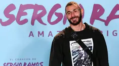 Penyerang Real Madrid, Karim Benzema berpose menghadiri pemutaran perdana film dokumenter otobiografi bek Real Madrid Sergio Ramos "El Corazon de Sergio Ramos" (hati Sergio Ramos) di Madrid, Spanyol (10/9/2019). (AFP Photo/Gabriel Bouys)
