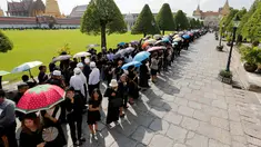 Rakyat Thailand berduka, menghadiri tempat duka Raja Thailand Bhumibol Aduyadej di Bangkok, Jumat (14/10). Pelayat berbaris memasuki Grand Palace untuk memberikan penghormatan terakhir kepada Raja Bhumibol. (Reuters/ Jorge Silva)
