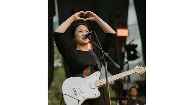 Potret Bernadya Berbusana Serba Hitam Saat Manggung