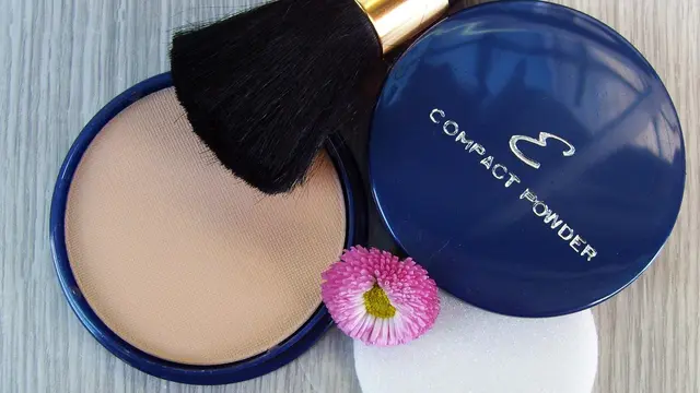 ilustrasi cara menggunakan bedak/pexels