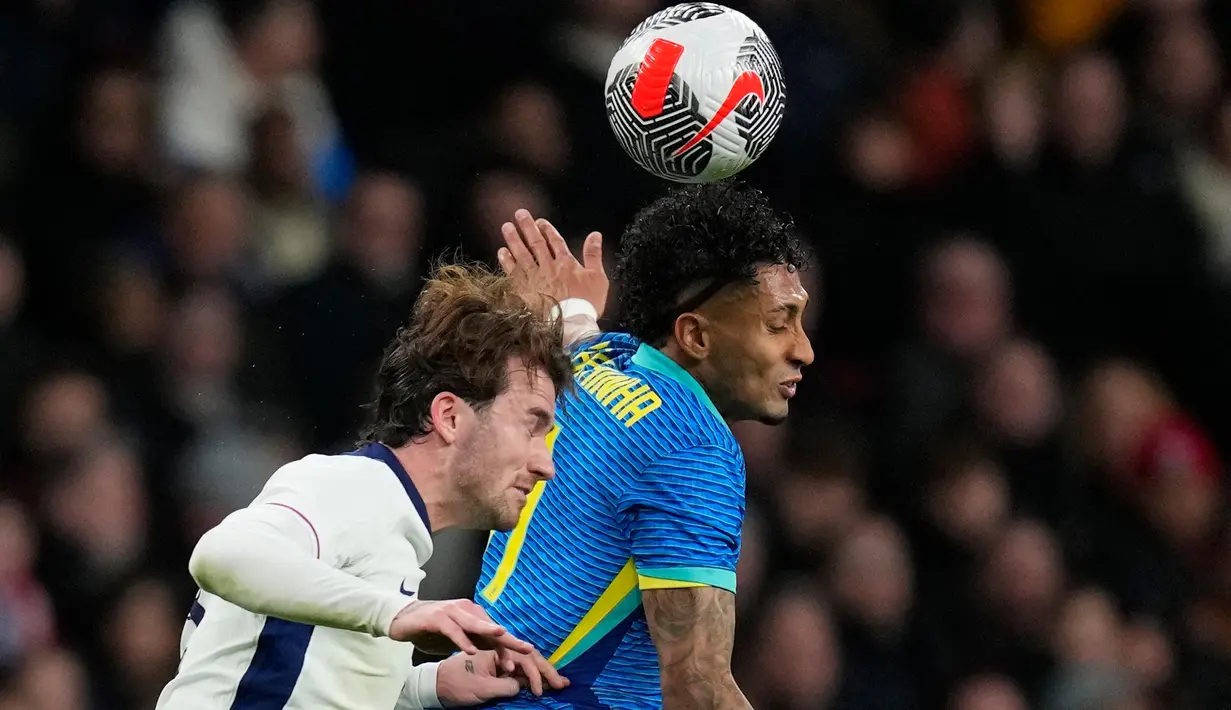 Laga kedua timnas tersebut berjalan sengit. (AP Photo/Kirsty Wigglesworth)