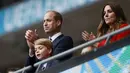 (Kiri ke Kanan) Pangeran William, Duke of Cambridge, Pangeran George dari Cambridge, dan Catherine, Duchess of Cambridge, merayakan kemenangan Inggris atas Jerman pada pertandingan babak 16 besar Euro 2020 di Stadion Wembley, London, Inggris, Selasa (29/6/2021). (Photo by JOHN SIBLEY/POOL/AFP)