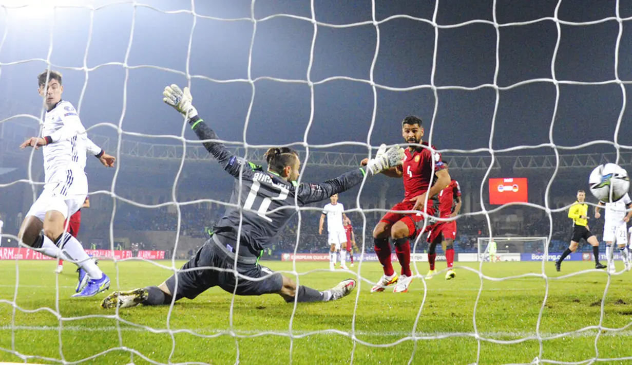 Pemain Jerman Kai Havertz (kiri) mencetak gol ke gawang Armenia yang dijaga kiper Stanislav Buchnev pada pertandingan sepak bola Kualifikasi Grup J Piala Dunia 2022 di Stadion Vazgen Sargsyan, Yerevan, Armenia, 14 November 2021. Jerman menang 4-1. (AP Photo/Hakob Berberyan)