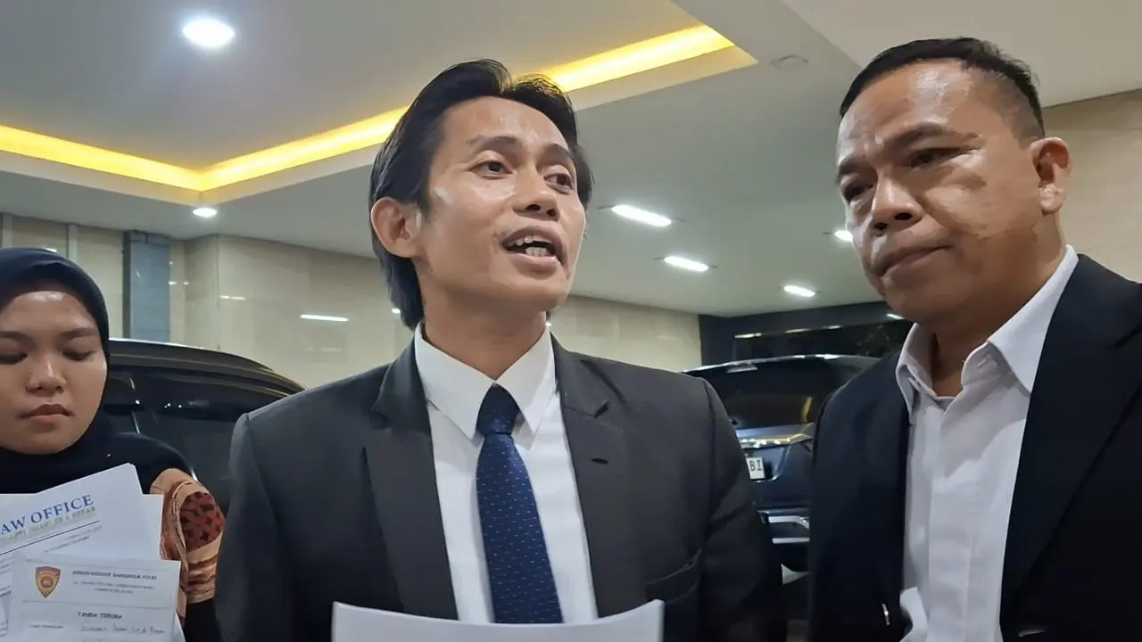 Pengacara Pegi Setiawan, Toni RM saat menyambangi Bareskrim Polri, Jakarta Selatan, pada Rabu (5/6) malam.