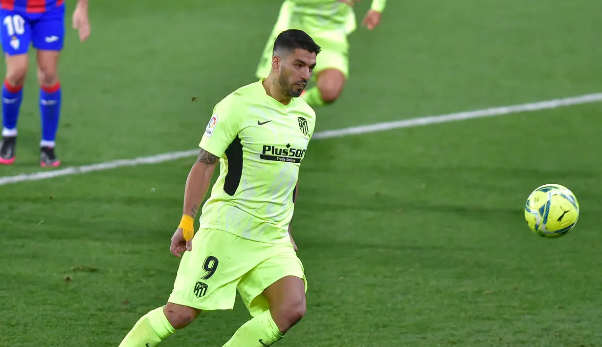 Pemain Atletico Madrid, Luis Suarez melakukan tendangan penalti ke gawang Eibar pada laga pekan ke-19 La Liga di Estadio Municipal de Ipurua, Jumat (23/1/2021). Atletico Madrid meraih kemenangan 2-1 atas Eibar. (Foto: AFP/Ander Gillenea)