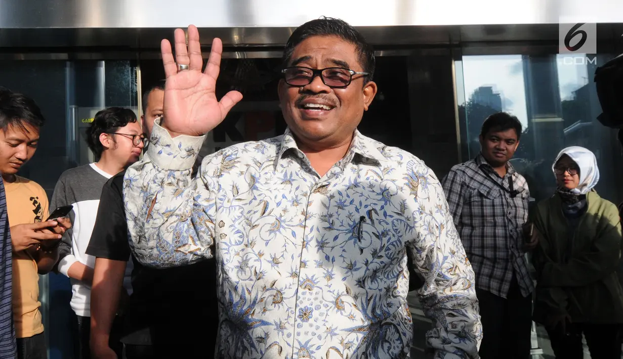 Dirjen Otda Kemendagri Soni Sumarsono melambaikan tangan usai diperiksa oleh penyidik di Gedung KPK, Jakarta, Kamis (10/1). Soni diperiksa sebagai saksi untuk tersangka Kadis PUPR Kabupaten Bekasi Jamaludin. (Merdeka.com/Dwi Narwoko)