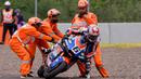 Para marshal dikatakan sangat cakap dan cekatan dalam melakukan pekerjaannya serta menunjukkan peningkatan kemampuan pesat sejak pertama dipekerjakan untuk MotoGP Mandalika. (AFP/Bay Ismoyo)