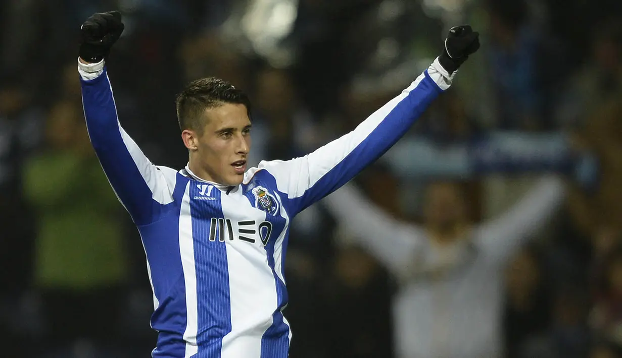 4. Cristian Tello, musim lalu gagal bersaing di skuat utama Barcelona dan harus dipinjamkan ke Porto. Menurut, The Sun, sinarnya di Porto membuat Southampton tertarik mendatangkannya dengan dana 15 juta poundsterling. (AFP/Miguel Riopa) 