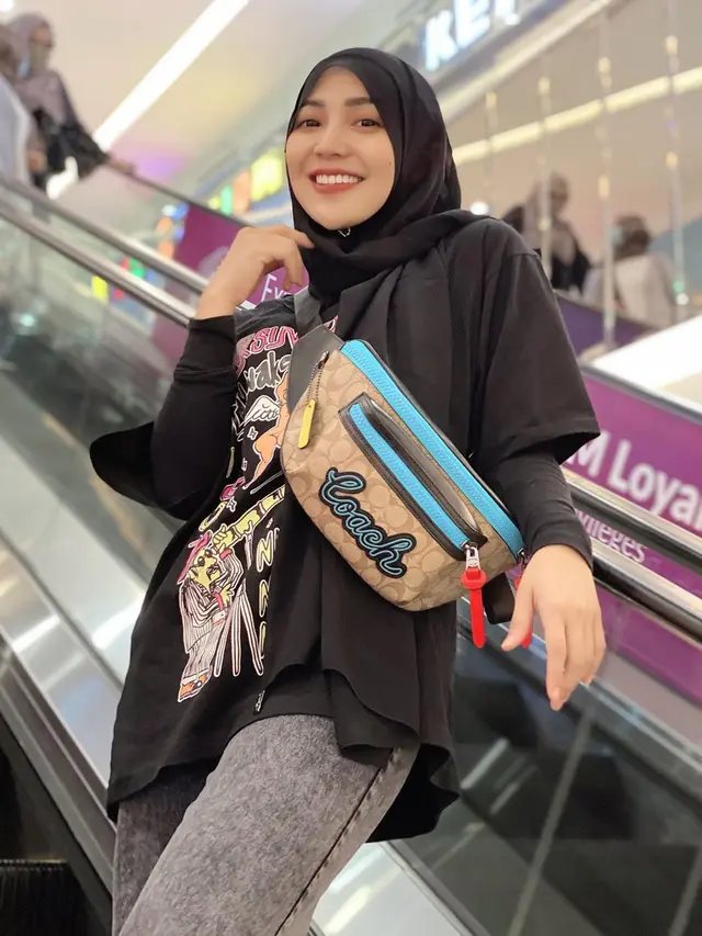 5 Potret Chacha Sherly Eks Trio Macan Tampil Sporty dengan Hijab, Curi Perhatian