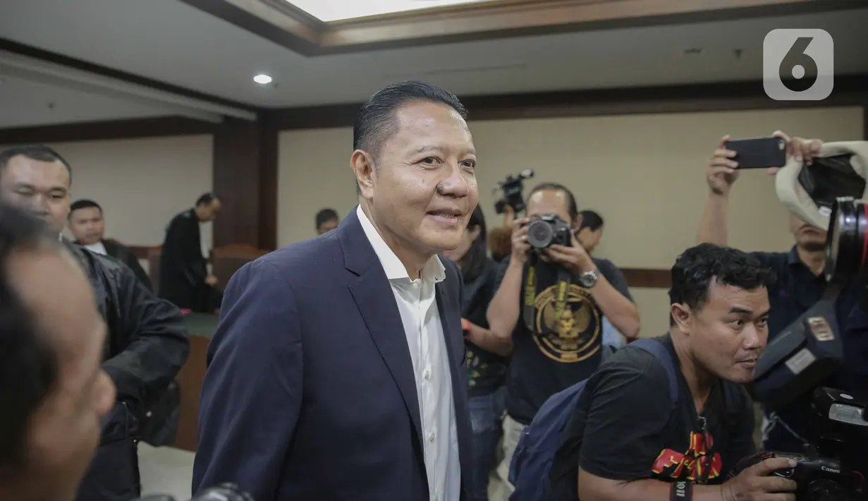 Mantan Anggota Komisi VI DPR I Nyoman Dhamantra meninggalkan ruangan usai menjalani sidang pembacaan dakwaan di Pengadilan Tipikor, Jakarta, Selasa (31/12/2019). Dhamantra didakwa menerima suap sebesar Rp 2 Miliar dari pengusaha Chandry Suanda, Dody Wahyudi dan Zulfikar. (Liputan6.com/Faizal Fanani)