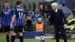 Pelatih Atalanta, Gian Piero Gasperini (kanan) menginstruksikan Robin Gosens dan Remo Freuler saat bertanding melawan Valencia pada leg pertama babak 16 besar Liga Champions di stadion San Siro di Milan, Italia, Rabu, (19/2/2020). Atalanta menang telak atas Valencia 4-1.  (AP Photo/Luca Bruno)