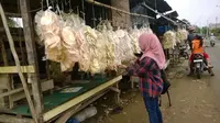 Di kampung Kemplang, Palembang, Anda dapat melihat langsung pembuatan kemplang yang menjadi oleh-oleh khas Palembang.