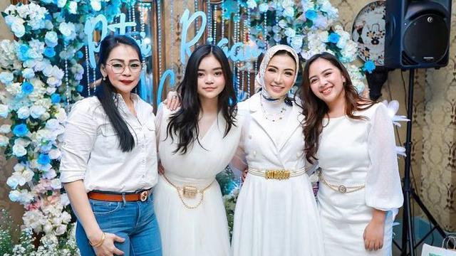 Tak Jaga Jarak, 6 Artis Ini Tetap Berhubungan Baik dengan Mantan Istri Suaminya