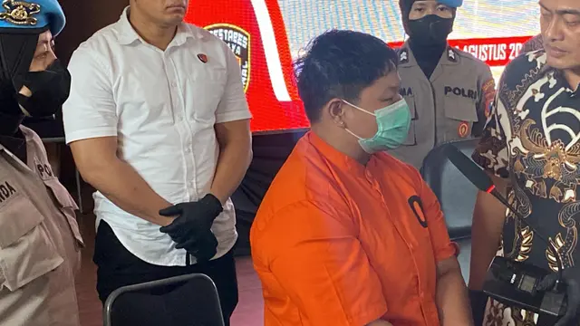 Tersangka PT diamankan di Mapolrestabes Surabaya. (Dian Kurniawan/Liputan6.com)