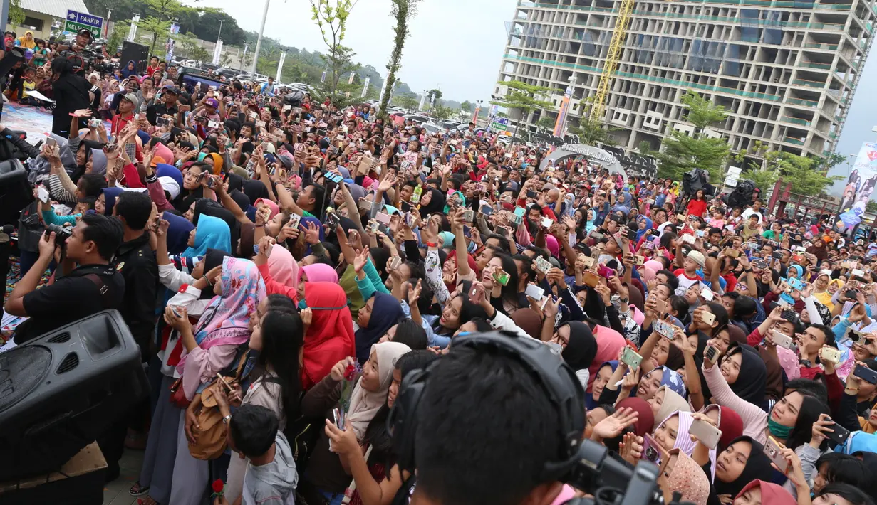 Ratusan penggemar sinetron yang datang dari berbagai daerah itu tak menyia-nyiakan. Penonton yang didominasi oleh remaja putri itu mengeluarkan handphone untuk mengabadikan saat ketemu dengan sang idola. (Nurwahyunan/Bintang.com)