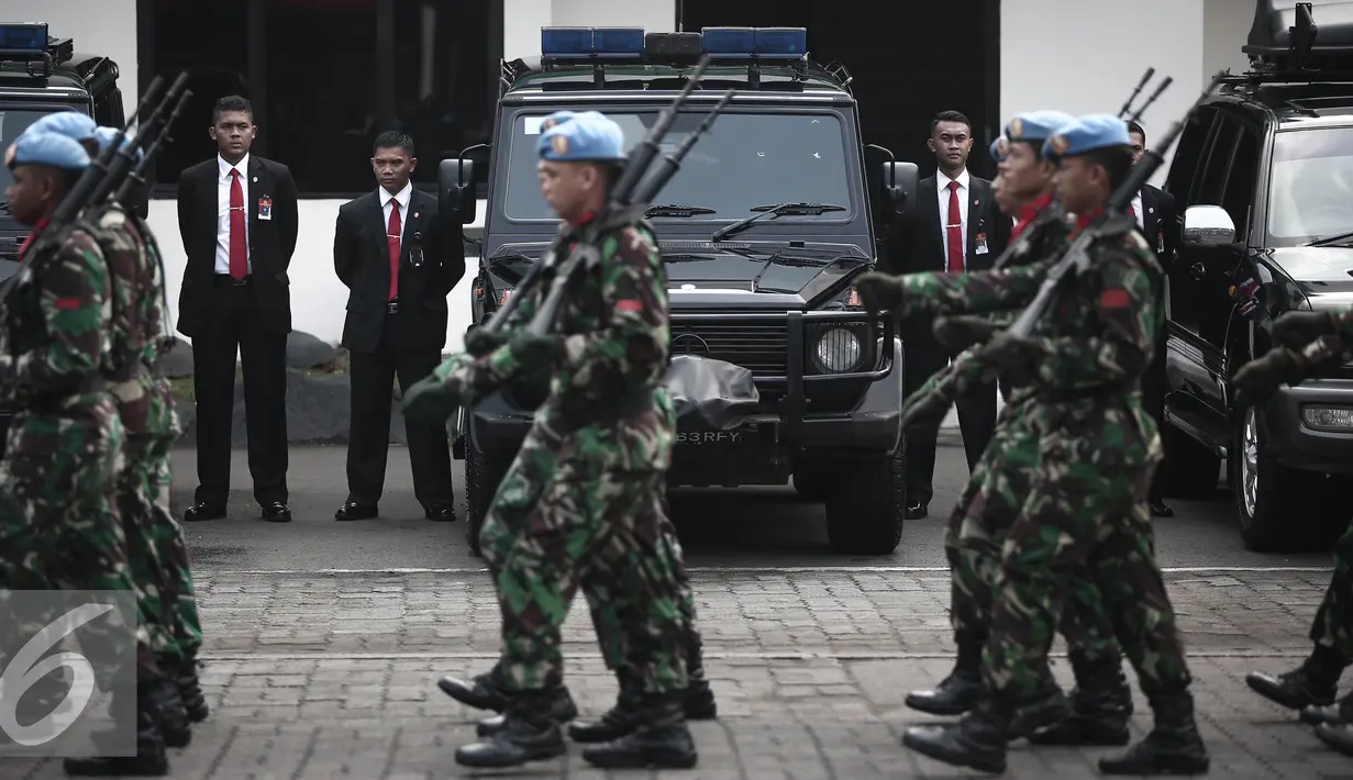 Sejumlah pasukan paspampres bersiap mengikuti upacara serahterima Komandan Pasukan Pengaman Presiden (Danpaspampres) di Mako Paspampres, Jakarta, Rabu (25/5). (Liputan6.com/Faizal Fanani)