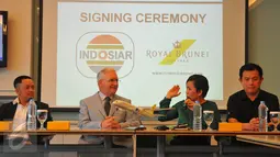 Suasana pertemuan antara Royal Brunei Airlines dengan Indosiar, Jakarta, Senin (16/11/2015). Royal Brunei Airlines menjalin kerjasama dengan Indosiar sebagai sponsor program D'Academy Asia. (Liputan6.com/Faisal R Syam)