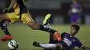 Pemain Persita, Aldy Al melakukan tekel terhadap pemain Mitra Kukar pada laga Piala Presiden di Stadion Dipta, Bali, Minggu (30/8/2015). (Bola.com/Vitalis Yogi Trisna)