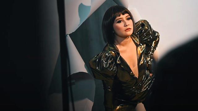 Pesona Prilly Latuconsina dalam Balutan Jumpsuit Hitam. (Sumber: Rio Motret)