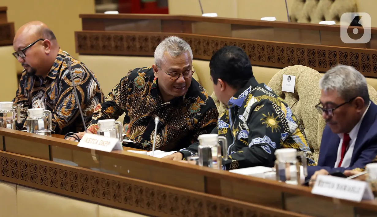 Ketua KPU Arief Budiman (kedua kiri) berbincang saat mengikuti rapat kerja dengan Komisi II DPR di Kompleks Parlemen Senayan, Jakarta, Selasa (14/1/2020). Rapat tersebut membahas Pilkada Serentak 2020 hingga kasus OTT yang menjerat Komisioner KPU Wahyu Setiawan. (Liputan6.com/Johan Tallo)