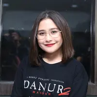 Melihat adiknya yang jadi takut setelah menyaksikan film yang baru dibintanginya, Prilly malah suka menakut-nakuti. Adiknya takut saat menyaksikan adegan Prilly kerasukan makhluk halus. (Nurwahyunan/Bintang.com)
