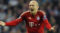 Reaksi gelandang serang Bayern Muenchen Arjen Robben usai diganjar kartu kuning oleh wasit Viktor Kassai di leg kedua semifinal Liga Champions lawan Real Madrid di Santiago Bernabeu, 25 April 2012. AFP PHOTO / DANI POZO