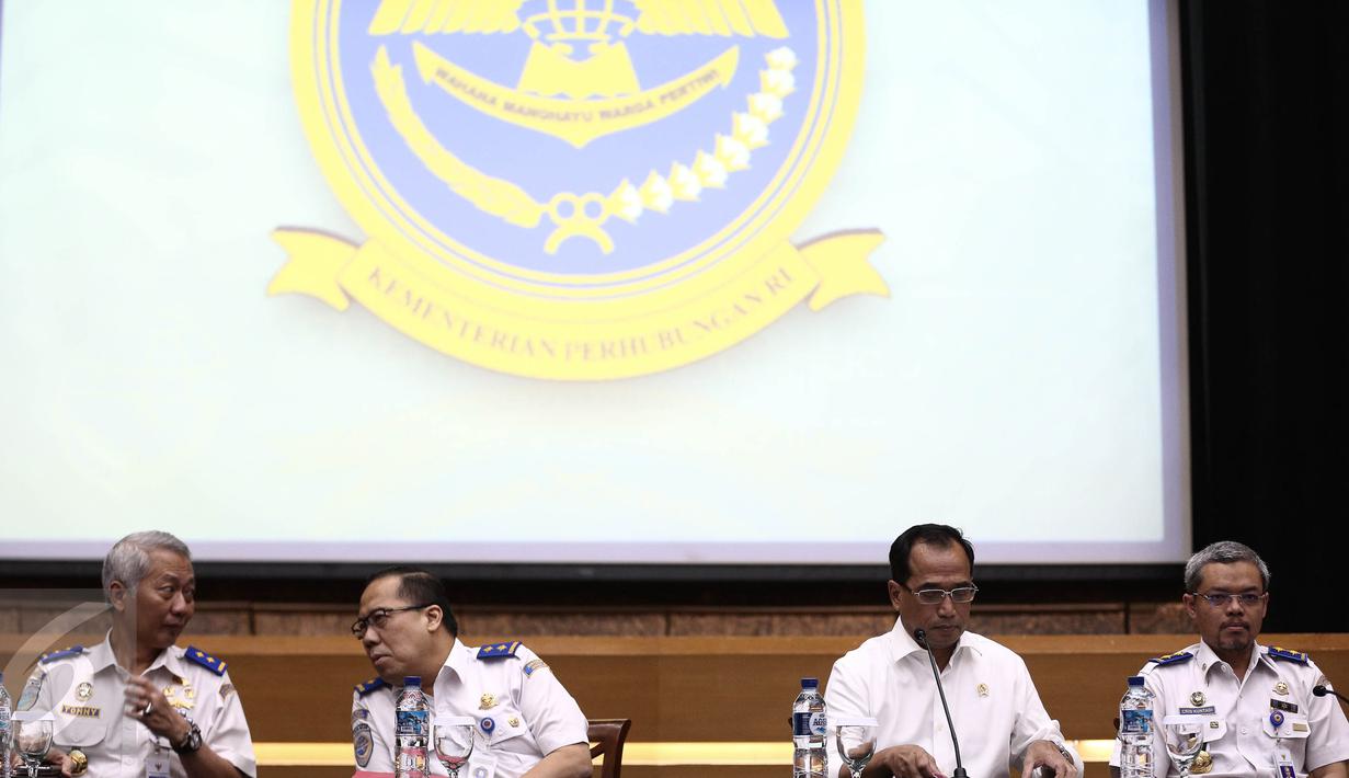 Menhub Budi Karya Sumadi (kedua kanan) bersiap menyampaikan paparan dalam kegiatan Transportation Outlook 2017 di Kemenhub, Jakarta, Kamis (15/12). Kegiatan itu memaparkan pencapaian Kementerian Perhubungan selama tahun 2016. (Liputan6.com/Faizal Fanani)