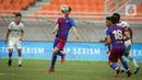 Pemain Barcelona U-18 Jan Molina Vilaseca (kedua kiri) mengontrol bola saat melawan Bali United U-18 pada pertandingan International Youth Championship (IYC) 2021 di Jakarta International Stadium (JIS), Jakarta, Minggu (17/4/2022). Barcelona U-18 menang 3-0. (Liputan6.com/Faizal Fanani)