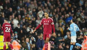 Ekspresi Virgil van Dijk di laga Manchester City vs Liverpool di pekan ke-11 Liga Inggris 2025/2026 di Etihad Stadium, Minggu (09/11/2025). (AP Photo/Jon Super)