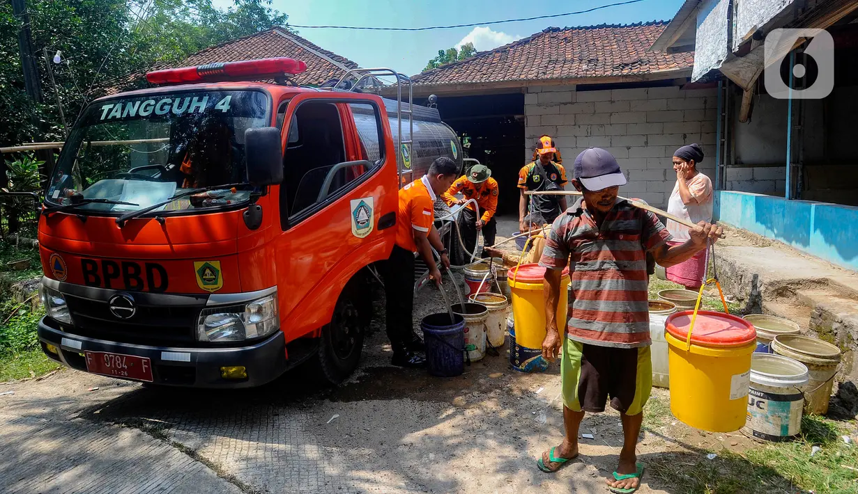 Masyarakat Desa Weninggalih diketahui hanya memiliki sumber mata air dari curah hujan. Karena itu, saat ini masyarakat kesulitan memenuhi kebutuhan air bersih karena hujan tak kunjung turun. (merdeka.com/Arie Basuki)