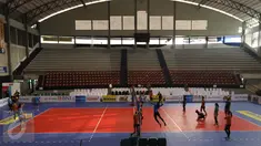 Tim putri Jakarta Elektrik PLN melakukan latihan sebelum bertanding di Sritex arena, Sriwedari, Solo, Sabtu (8/4). Tim Jakarta Elektrik PLN akan menghadapi tim Petrokimia dalam ajang final Four putaran pertama proliga 2017. (Liputan6.com/Gempur M. Surya)