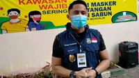 Wakil Bupati Kabupaten Bandung Barat Hengky Kurniawan menjalani tahap awal kesukarelawanan dalam proses uji klinis vaksin Covid-19 di Puskesmas Garuda, Kota Bandung, Selasa (13/10/2020). (Liputan6.com/Huyogo Simbolon)