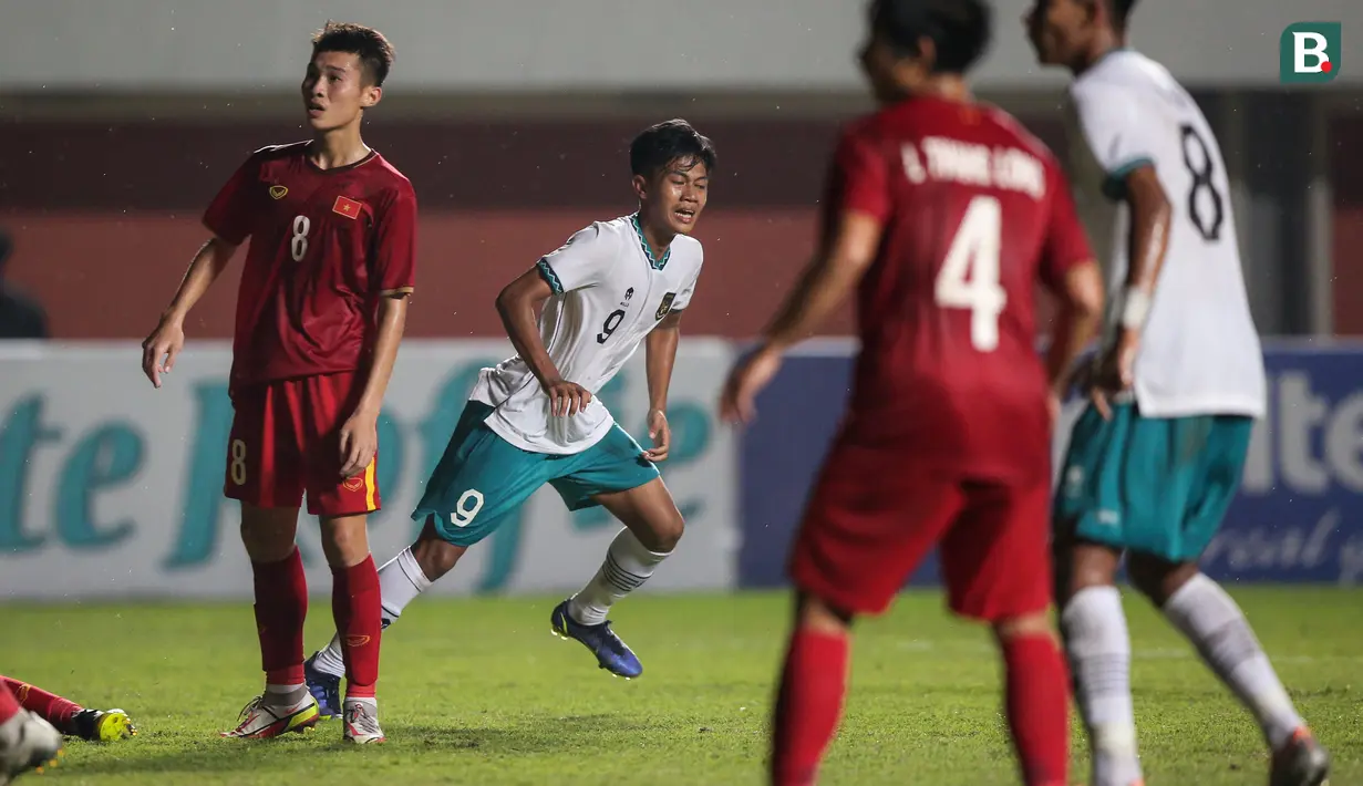 Kafiatur Rizky. Gelandang kelahiran Tangerang Selatan berusia 16 tahun ini mampu menyumbang 3 gol bagi Tim Garuda Asia selama turnamen Piala AFF U-16 2022 berlangsung, semuanya dicetak lewat tendangan jarak jauh. Dua gol dicetak saat mengalahkan Singapura 9-0 di laga kedua grup A (3/8/2022). Sementara gol ketiganya dicetak saat mengalahkan Vietnam 1-0 di laga final (12/8/2022). (Bola.com/Bagaskara Lazuardi)