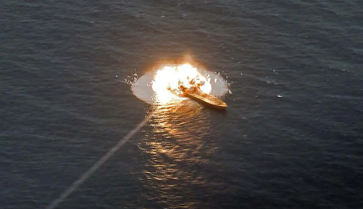 Rudal menghantam kapal target saat latihan militer Iran di Teluk Oman, Kamis (18/6/2020). Pada April lalu, Iran menyatakan pihaknya telah meningkatkan jangkauan untuk rudal-rudal Angkatan Laut menjadi 700 kilometer. (Iranian Army office/AFP)