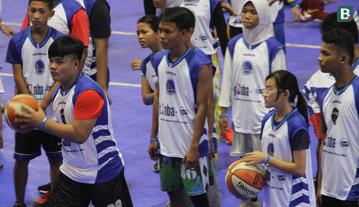 Sejumlah anak mengikuti pelatihan basket oleh Jr NBA di Cilandak Sports Center, Jakarta, Sabtu (24/3/2018). Jr NBA program pembinaan global memperkenalkan basket kepada anak-anak. (Bola.com/Asprilla Dwi Adha)
