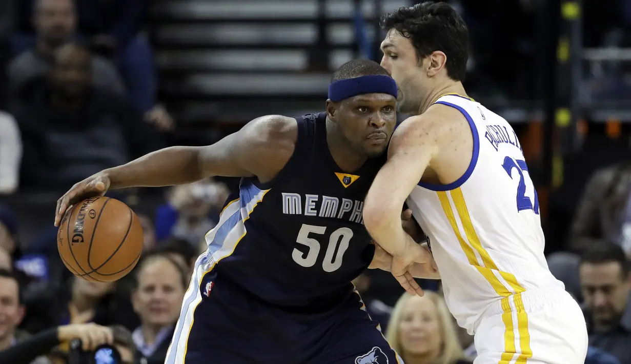 Pemain Memphis Grizzlies, Zach Randolph (50) mencoba melewati kawalan pemain Golden State Warriors, Zaza Pachulia pada laga NBA di Oracle Arena, Oakland, (6/1/2017). Warriors kalah 119-128.  (AP/Marcio Jose Sanchez)