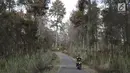 Pengendara motor melintasi kebun yang kering di Desa Besakih, Karangasem, Bali, Jumat (8/12). Erupsi Gunung Agung yang memuntahkan abu vulkanik menyebabkan kawasan Besakih yang sebelumnya hijau menjadi gersang. (Liputan6.com/Immanuel Antonius)
