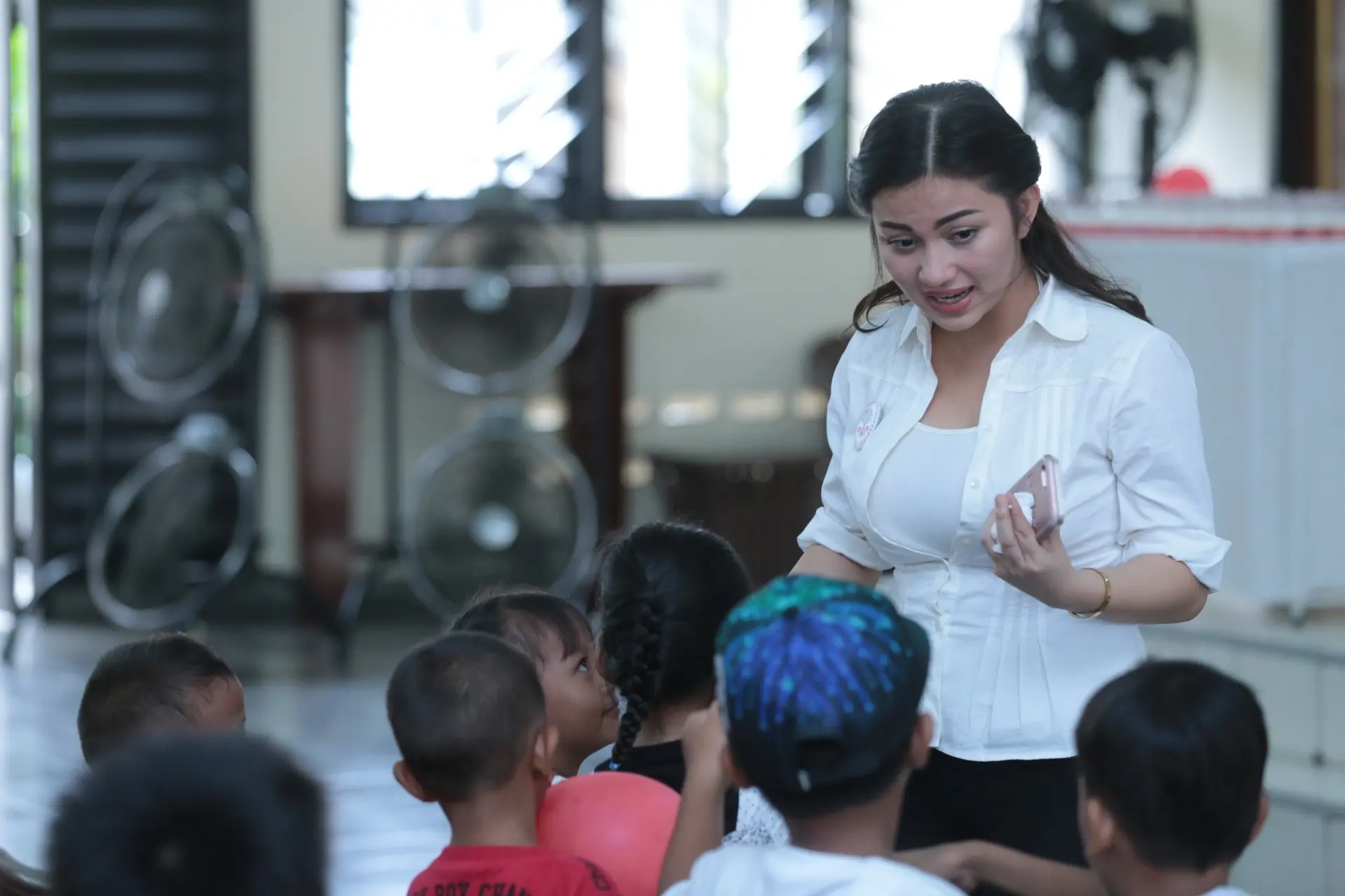 Ariel Tatum bersama anak-anak yang tergabung dalam Komunitas Anak Negeri. (Adrian Putra/Bintang.com)
